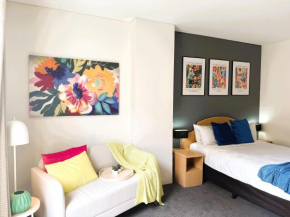 303 Cheerful City Central Crib Sleeps 2